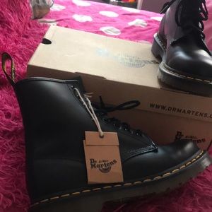 Black dr. Martens